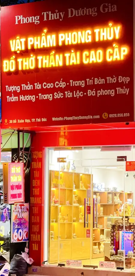 Store front with a sign showing the website PhongThuyDuongGia.com