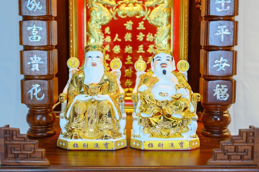 Cách Chọn Tượng Thần Tài Hợp Phong Thủy DSC 1176 2 lon 2 1