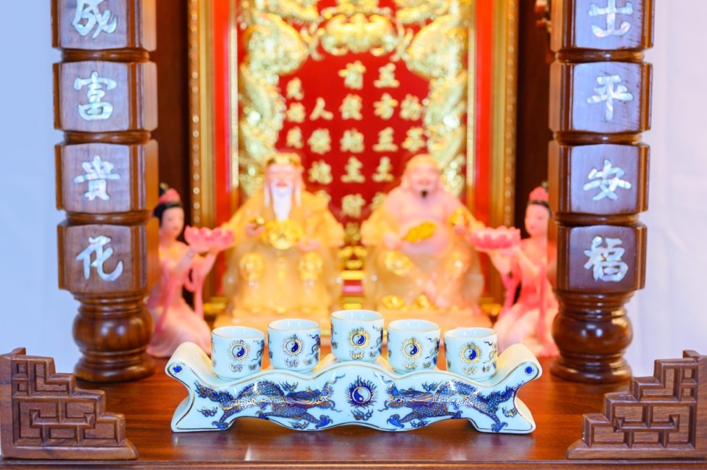 Nên Cúng Bao Nhiêu Ly Nước Trên Bàn Thờ Thần Tài Thổ Địa? Nên Cúng Bao Nhiêu Ly Nước Trên Bàn Thờ Thần Tài Thổ Địa?