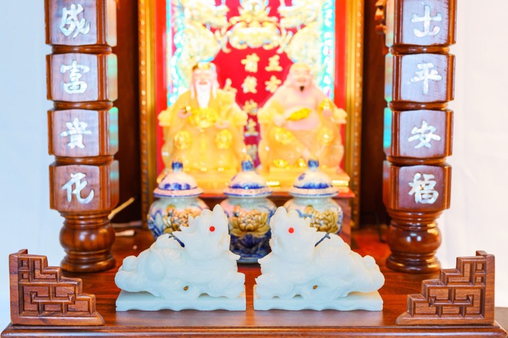 Vật Phẩm Phong Thủy Nào Phù Hợp Với Bàn Thờ Thần Tài Thổ Địa?